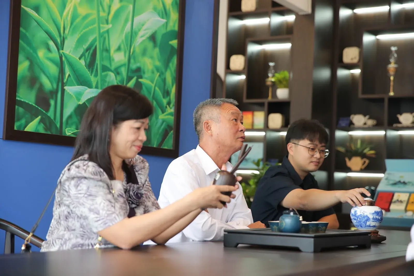 Trà Và Nhịp Sống Chậm: Học Cách Dừng Lại Bên Một Chén Trà